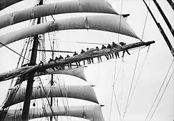 Parma – gasketování plachty na hlavním stěžni