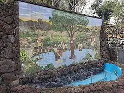 Umělecké dílo z kachliček ztvárňující původní pbyvatele