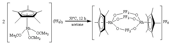 Zahříváním roztoku [(η5-C5Me5)Rh(Me2CO)3](PF6)2 v acetonu vzniká difluorfosforečnanový komplex [(η5-C5Me5)Rh(μ-OPF2O)3Rh(η5-C5Me5)]+.