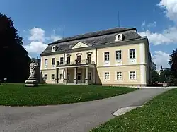 Hlavní budova zámku pohledem od severu