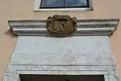 znak Ditrichštejnů nad vchodem