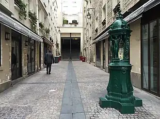 Průchod s Wallaceovou fontánou