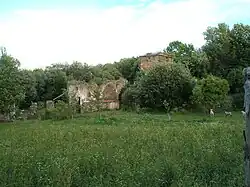 Zřícenina tvrze ve směru od Světlíku