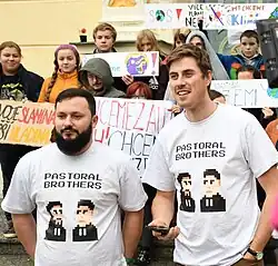 Pastoral Brothers (vlevo Jakub Helebrant, vpravo Karel Müller) při natáčení videa na Sjezdu (nejen) evangelické mládeže v říjnu 2019.