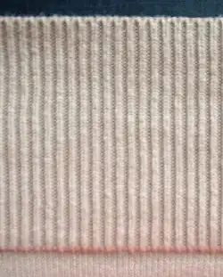 Náplet na svetru s vazbou „ patent“