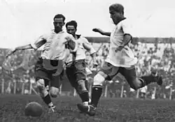 Paternoster (vlevo) se snaží zachytit útočníka klubu Huracán Cesaréa Onzariho. Za ním běží Guillermo Stábile (Copa de Honor 1928)