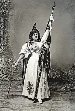 Portrét z roku 1915, který představuje personifikaci ženské postavy symbolizující Peru. „Patria“ znamená „vlast“ a na fotografii je vyjádřena ženská symbolika národní identity a hrdosti.