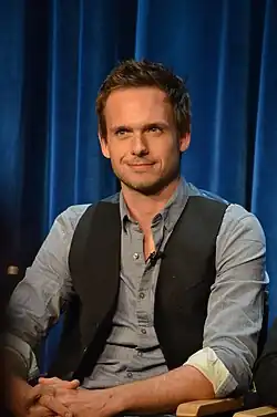 Patrick J. Adams na promoakci seriálu Kravaťáci, 2013