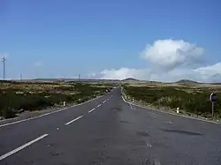 Silnice od východu na západ po náhorní plošině