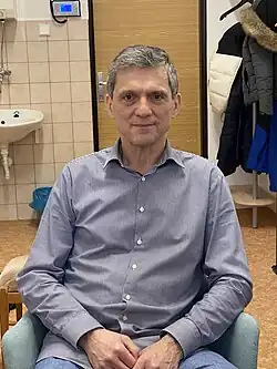 Pavel Hoza sedí v kanceláři