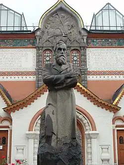 Socha P. M. Treťjakova před průčelím Treťjakovské galerie v Moskvě
