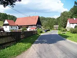 Domy na severním konci vesnice