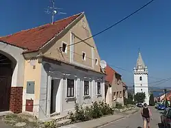 Kruhové zrcadlo (prázdné) ve štítě domu čp. 58