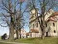 Kostel Nanebevzetí Panny Marie, vlevo chráněná lípa velkolistá