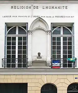 Temple de l'Humanité: okna kaple v 1. patře