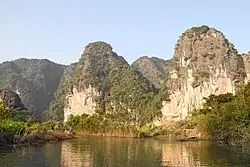 Mogoty v zátoce Ha Long v Tonkinském zálivu