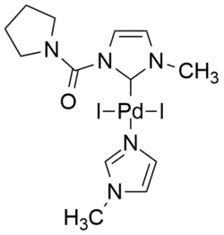 Příklad palladnatého komplexu obsahujícího N-heterocyklický karbenový ligand