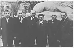 Fotografie šesti mužů, bývalých vězňů sobiborského tábora, Pečerskij je na fotografii třetí zleva.