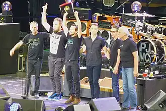 Pearl Jam v roce 2016. Zleva Mike McCready, Jeff Ament, Eddie Vedder, Matt Cameron, Stone Gossard a sezónní hudebník Boom Gaspar.