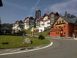 Domy v Peci pod Sněžkou, v pozadí Hotel Horizont