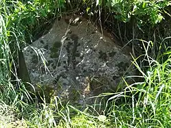 Pecka - mezní kříž při silnici jižně od městečka, na Popluží (2).jpg