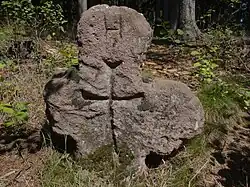 Pecka - smírčí kříž na okraji lesa pod Krkonošskou vyhlídkou, západně od silnice do Vřesníka (5).jpg