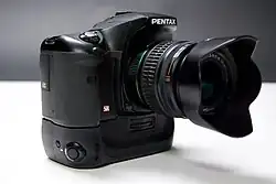 Pentax K10 s namontovaným bateriovým gripem BG2