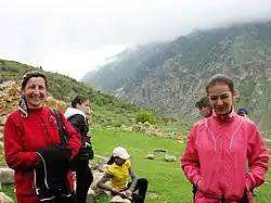 Věrchnjaja Balkarija – učitelka a její žáci na vycházce k místním historickým památkám