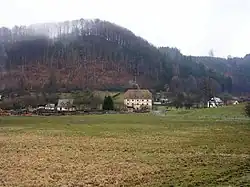 Západní část Perné s barokním špejcharem