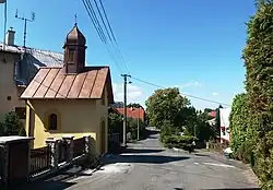 Střed vesnice s kaplí svatého Floriána