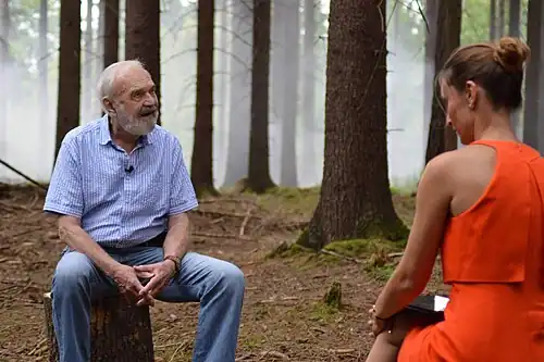Rozhovor se Zdeňkem Svěrákem pro Interview ČT24 v lese u Čechtic (2021)