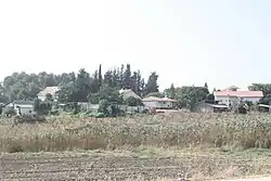 Zástavba a pole kibucu Petachja