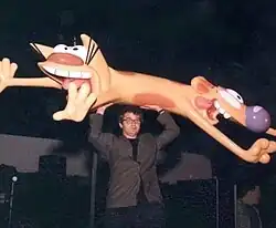 Producent Peter Hannan s modelem kočkopsa