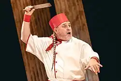 v roli Kuchaře, Nepijte tu vodu, Divadlo na Vinohradech, foto Petr Chodura (2023)