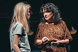 v roli Mattie Fae Aikenové, Srpen v zemi indiánů, Divadlo na Vinohradech, foto Petr Chodura (2024)