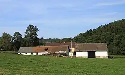 Několik stavení v obci Petříkovice