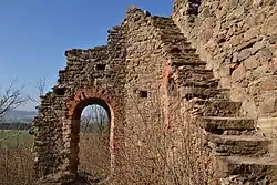 Romantická zřícenina z 19. století na místě horního hradu