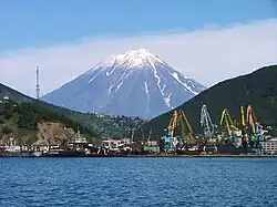 Petropavlovsk-Kamčatskij, Korjacká sopka v pozadí.