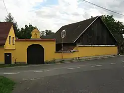 Petrovice, brána usedlosti čp.16.jpg