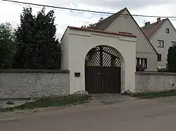 Petrovice, brána usedlosti čp.7.jpg