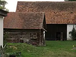 Petrovice, sýpka u čp.8.jpg