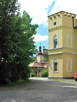 Jedna z věží, v pozadí jezuitská rezidence