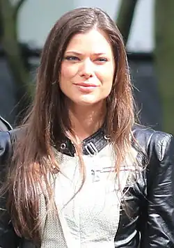 Peyton Listová na natáčení seriálu Lidé zítřka v roce 2014