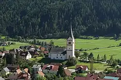 Obec se rozkládá kolem farního kostela svatého Petra