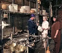 První dáma uvnitř dlouhého domu Bark Long House ve státním historickém parku Ganondagan, s Peterem Jemisonem a Jeanettou Millerovou, 15. července 1998.