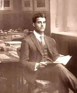 Pier Giorgio Frassati v kanceláři svého otce – kolem roku 1920