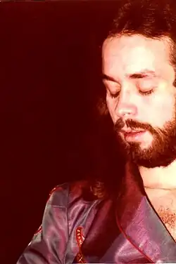 Muž se zavřenýma očima.