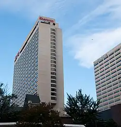 Hotel Sheraton v Santa Monice v Kalifornii. Zde byly udělovány Zlaté maliny za rok 1999.