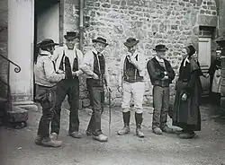 Langonnet: místní obyvatelé na nádvoří hostince, začátek 20. století