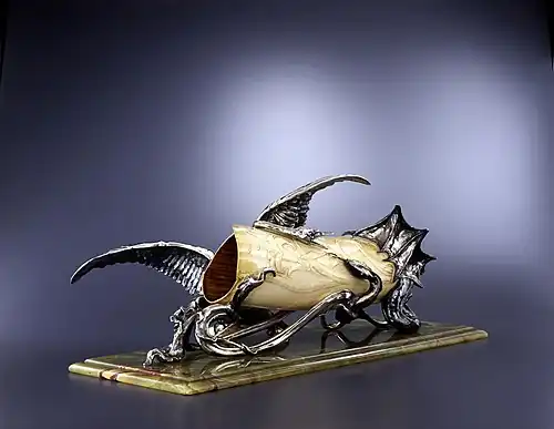 Váza ze stříbra, onyxu a slonoviny od Philippa Wolferse (1897)